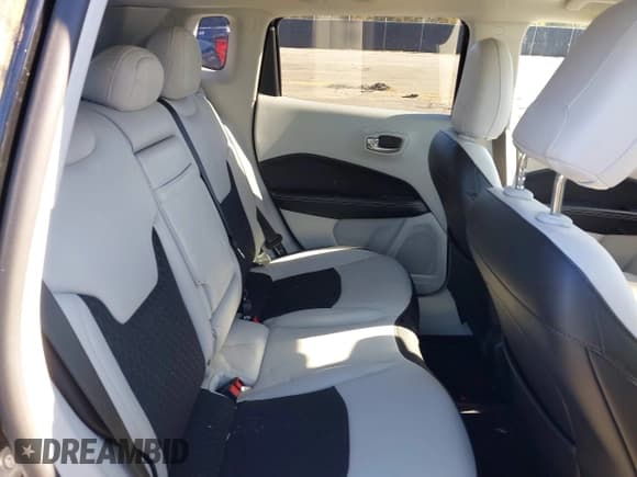 ✅ 2019 Jeep Compass Latitude • VIN: 3C4NJCBB9KT679565 • Lot: 43608385. Wystawiony na IAAI z przebiegiem 109 344 mil. Bezpłatny archiwum sprzedaży aukcyjnych z USA i szczegółowy raport historii pojazdu na DreamBid. Zdjęcie 8.