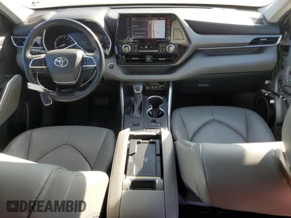 ✅ 2021 Toyota Highlander XLE • VIN: 5TDHZRAH3MS514459 • Lot: 90527165. Wystawiony na Copart z przebiegiem 73 927 mil. Bezpłatny archiwum sprzedaży aukcyjnych z USA i szczegółowy raport historii pojazdu na DreamBid. Zdjęcie 8.