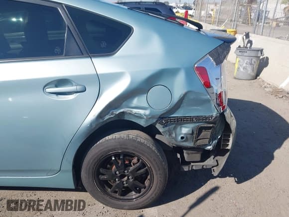 ✅ 2015 Toyota Prius Three • VIN: JTDKN3DU2F1969861 • Lot: 43453408. Listed on IAAI with 235,170 mi. Free auction sales archive from the USA and detailed vehicle history report at DreamBid. Image 6.