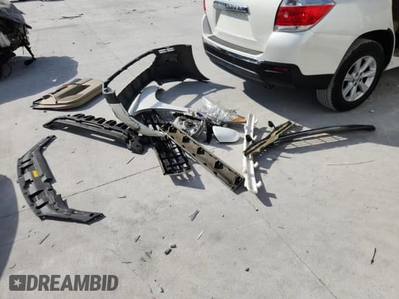 ✅ 2013 Toyota Highlander SE • VIN: 5TDZK3EH7DS094463 • Лот: 82536645. Опубликован ранее на Copart с пробегом 70 272 миль. Бесплатный доступ к архиву аукционных продаж из США и подробный отчёт об истории автомобиля на DreamBid. Изображение 13.