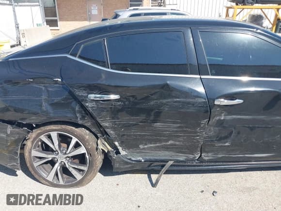 ✅ 2017 Nissan Maxima Platinum • VIN: 1N4AA6AP6HC401584 • Lot: 43244633. Listed on IAAI with 101,577 mi. Free auction sales archive from the USA and detailed vehicle history report at DreamBid. Image 6.
