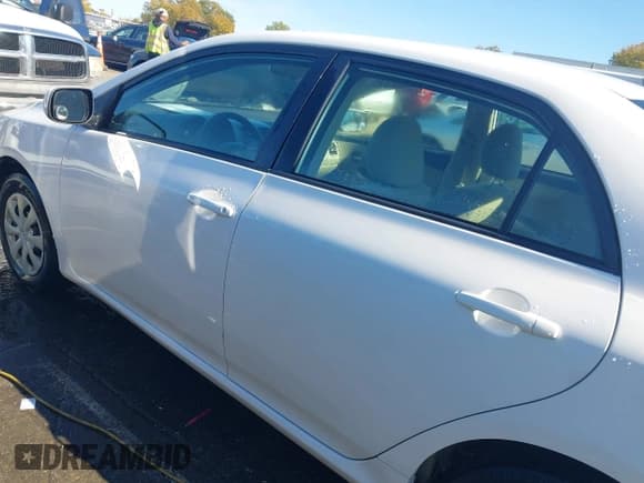 ✅ 2011 Toyota Corolla LE • VIN: JTDBU4EE4BJ097225 • Лот: 43610476. Опубликован ранее на IAAI с пробегом 199 967 миль. Бесплатный доступ к архиву аукционных продаж из США и подробный отчёт об истории автомобиля на DreamBid. Изображение 14.