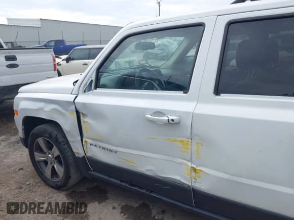 ✅ 2016 Jeep Patriot Latitude • VIN: 1C4NJPFA7GD621055 • Lot: 42876884. Wystawiony na IAAI z przebiegiem 85 693 mil. Bezpłatny archiwum sprzedaży aukcyjnych z USA i szczegółowy raport historii pojazdu na DreamBid. Zdjęcie 6.