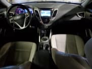 ✅ 2013 Hyundai Veloster w/Gray Int • VIN: KMHTC6AD3DU126128 • Lot: 85567984. Wystawiony na Copart z przebiegiem 70 231 mil. Bezpłatny archiwum sprzedaży aukcyjnych z USA i szczegółowy raport historii pojazdu na DreamBid. Zdjęcie 8.