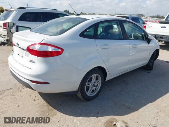 ✅ 2018 Ford Fiesta SE • VIN: 3FADP4BJ3JM119966 • Lot: 43377007. Wystawiony na IAAI z przebiegiem 120 485 mil. Bezpłatny archiwum sprzedaży aukcyjnych z USA i szczegółowy raport historii pojazdu na DreamBid. Zdjęcie 4.