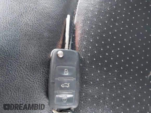 ✅ 2010 Volkswagen Beetle • VIN: 3VWPG3AG8AM009970 • Lot: 43865986. Listed on IAAI with 152,861 mi. Free auction sales archive from the USA and detailed vehicle history report at DreamBid. Image 11.