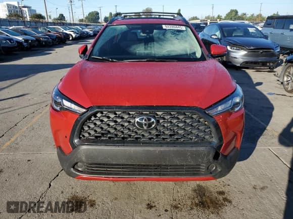 ✅ 2022 Toyota Corolla Cross LE • VIN: 7MUBAABG7NV039040 • Lot: 92286845. Wystawiony na Copart z przebiegiem 30 359 mil. Bezpłatny archiwum sprzedaży aukcyjnych z USA i szczegółowy raport historii pojazdu na DreamBid. Zdjęcie 5.