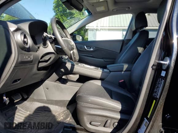 2022 Hyundai Kona Limited z VIN KM8K53AG8NU157472, wystawiony jako Copart lot #62862115 z przebiegiem 28 741 mil mil oraz Czysty tytuł • Clean title. Historia ofert i sprzedaży dostępna na DreamBid. Obrazek 7.