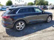 ✅ 2019 Audi e-tron Premium Plus • VIN: WA1LAAGE8KB023318 • Lot: 40812503. Wystawiony na Copart z przebiegiem 21 810 mil. Bezpłatny archiwum sprzedaży aukcyjnych z USA i szczegółowy raport historii pojazdu na DreamBid. Zdjęcie 3.