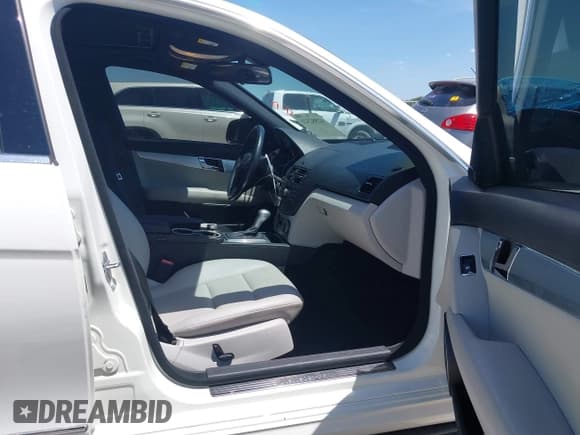 ✅ 2009 Mercedes-Benz C 300 Sport • VIN: WDDGF54X09R068413 • Lot: 42882321. Listed on IAAI with 183,765 mi. Free auction sales archive from the USA and detailed vehicle history report at DreamBid. Image 5.