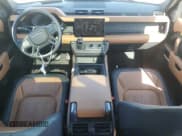 ✅ 2023 Land Rover Defender X • VIN: SALEXEEU6P2132195 • Lot: 82125335. Wystawiony na Copart z przebiegiem 36 461 mil. Bezpłatny archiwum sprzedaży aukcyjnych z USA i szczegółowy raport historii pojazdu na DreamBid. Zdjęcie 8.