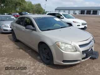 2010 Chevrolet Malibu 1FL z VIN 1G1ZA5E08AF290201, wystawiony jako IAAI lot #43296871 z przebiegiem 184 511 mil mil oraz . Historia ofert i sprzedaży dostępna na DreamBid. Obrazek 1.