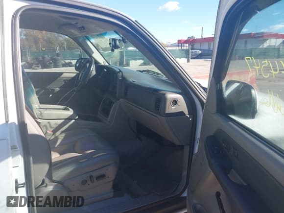 ✅ 2003 Chevrolet Suburban LS • VIN: 1GNFK16Z83J214367 • Lot: 43644547. Listed on IAAI with 139,578 mi. Free auction sales archive from the USA and detailed vehicle history report at DreamBid. Image 5.