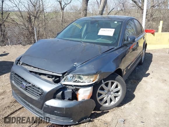 ✅ 2008 Volvo S40 2.4L • VIN: YV1MS382682405793 • Lot: 41822112. Wystawiony na IAAI z przebiegiem 142 918 mil. Bezpłatny archiwum sprzedaży aukcyjnych z USA i szczegółowy raport historii pojazdu na DreamBid. Zdjęcie 2.