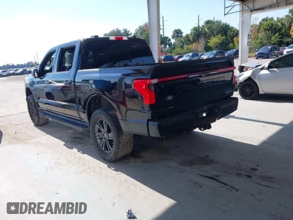 ✅ 2024 Ford F-150 Lightning Lariat • VIN: 1FT6W5L79RWG27644 • Lot: 43680798. Wystawiony na IAAI z przebiegiem Nie podano. Bezpłatny archiwum sprzedaży aukcyjnych z USA i szczegółowy raport historii pojazdu na DreamBid. Zdjęcie 3.