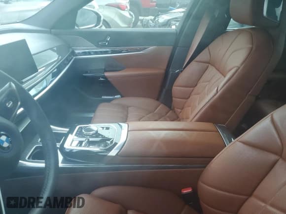 ✅ 2024 BMW i7 xDrive60 • VIN: WBY53EJ08RCP27227 • Lot: 74042144. Wystawiony na Copart z przebiegiem Nie podano. Bezpłatny archiwum sprzedaży aukcyjnych z USA i szczegółowy raport historii pojazdu na DreamBid. Zdjęcie 7.