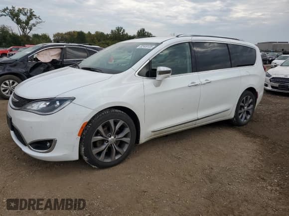 ✅ 2018 Chrysler Pacifica Limited • VIN: 2C4RC1GGXJR226366 • Lot: 82449135. Listed on Copart with 109,534 mi. Free auction sales archive from the USA and detailed vehicle history report at DreamBid. Image 1.