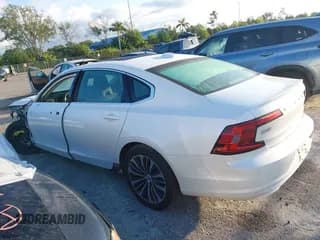 ✅ 2021 Volvo S90 Momentum • VIN: LVYA22MK2MP197958 • Lot: 43510880. Wystawiony na IAAI z przebiegiem 23 962 mil. Bezpłatny archiwum sprzedaży aukcyjnych z USA i szczegółowy raport historii pojazdu na DreamBid. Zdjęcie 3.