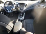 ✅ 2016 Hyundai Veloster • VIN: KMHTC6AD3GU279144 • Lot: 76304354. Wystawiony na Copart z przebiegiem 169 453 mil. Bezpłatny archiwum sprzedaży aukcyjnych z USA i szczegółowy raport historii pojazdu na DreamBid. Zdjęcie 8.