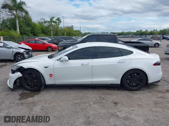 ✅ 2013 Tesla Model S • VIN: 5YJSA1DN3DFP13788 • Lot: 43598652. Wystawiony na IAAI z przebiegiem 146 810 mil. Bezpłatny archiwum sprzedaży aukcyjnych z USA i szczegółowy raport historii pojazdu na DreamBid. Zdjęcie 14.