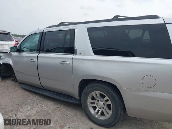 ✅ 2020 Chevrolet Suburban LT • VIN: 1GNSCHKC6LR265468 • Lot: 42042772. Wystawiony na IAAI z przebiegiem 113 335 mil. Bezpłatny archiwum sprzedaży aukcyjnych z USA i szczegółowy raport historii pojazdu na DreamBid. Zdjęcie 14.