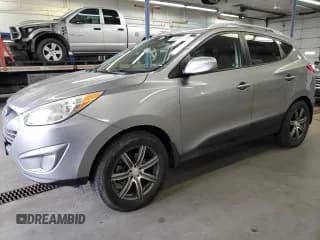 ✅ 2013 Hyundai Tucson GLS • VIN: KM8JUCAC4DU554591 • Лот: 92342275. Опубликован ранее на Copart с пробегом 154 049 миль. Бесплатный доступ к архиву аукционных продаж из США и подробный отчёт об истории автомобиля на DreamBid. Изображение 1.