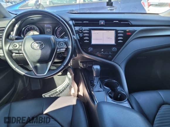 2019 Toyota Camry LE z VIN 4T1B11HK4KU272754, wystawiony jako Copart lot #89677255 z przebiegiem 148 423 mil mil oraz Czysty tytuł • Clean title. Historia ofert i sprzedaży dostępna na DreamBid. Obrazek 9.