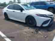 2022 Toyota Camry SE z VIN 4T1G11AK0NU054329, wystawiony jako IAAI lot #42342363 z przebiegiem 105 909 mil mil oraz . Historia ofert i sprzedaży dostępna na DreamBid. Obrazek 1.