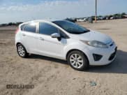 ✅ 2013 Ford Fiesta SE • VIN: 3FADP4EJXDM118880 • Lot: 82126065. Wystawiony na Copart z przebiegiem 147 015 mil. Bezpłatny archiwum sprzedaży aukcyjnych z USA i szczegółowy raport historii pojazdu na DreamBid. Zdjęcie 4.