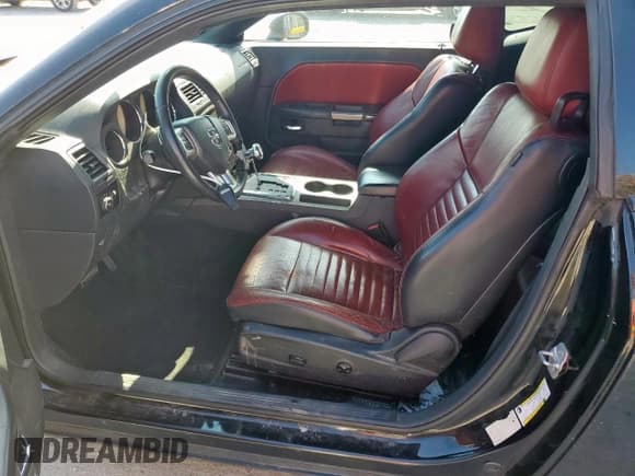 ✅ 2013 Dodge Challenger R/T Classic • VIN: 2C3CDYBT4DH685861 • Lot: 67073485. Wystawiony na Copart z przebiegiem 119 710 mil. Bezpłatny archiwum sprzedaży aukcyjnych z USA i szczegółowy raport historii pojazdu na DreamBid. Zdjęcie 7.