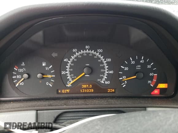 ✅ 1999 Mercedes-Benz E 320 • VIN: WDBJF82H1XX024764 • Lot: 55839215. Wystawiony na Copart z przebiegiem 131 039 mil. Bezpłatny archiwum sprzedaży aukcyjnych z USA i szczegółowy raport historii pojazdu na DreamBid. Zdjęcie 9.