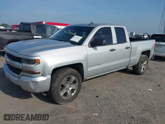 ✅ 2018 Chevrolet Silverado 1500 Custom • VIN: 1GCRCPEC4JZ110265 • Lot: 42534453. Wystawiony na IAAI z przebiegiem 210 589 mil. Bezpłatny archiwum sprzedaży aukcyjnych z USA i szczegółowy raport historii pojazdu na DreamBid. Zdjęcie 2.
