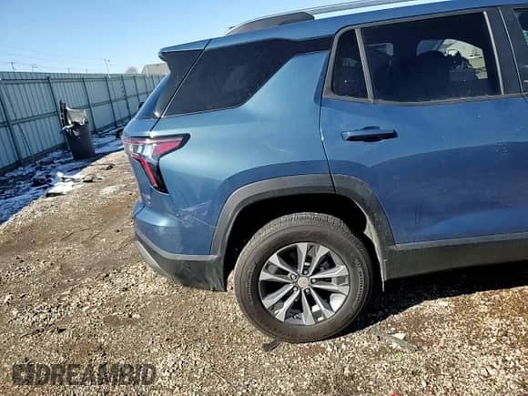2025 Chevrolet Equinox FWD LT with VIN 3GNAXHEG2SL162052, listed as a Copart auction lot 47305735 with 1,038 mi miles and Salvage title. Bid and sale history available at DreamBid. Image 14.