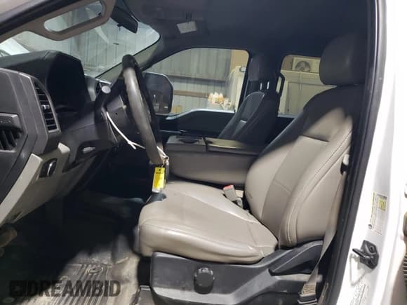 ✅ 2019 Ford F-350 XL • VIN: 1FT8W3BT4KEE71388 • Lot: 83966085. Wystawiony na Copart z przebiegiem 232 875 mil. Bezpłatny archiwum sprzedaży aukcyjnych z USA i szczegółowy raport historii pojazdu na DreamBid. Zdjęcie 7.