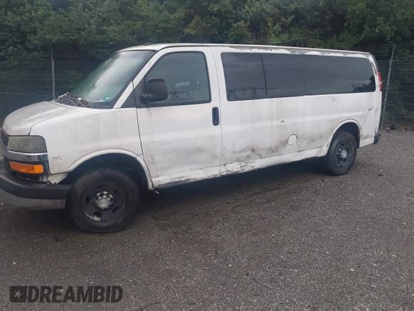 ✅ 2011 Chevrolet Express Passenger 1LT • VIN: 1GAZG1FG3B1143835 • Lot: 42649421. Wystawiony na IAAI z przebiegiem 162 129 mil. Bezpłatny archiwum sprzedaży aukcyjnych z USA i szczegółowy raport historii pojazdu na DreamBid. Zdjęcie 18.