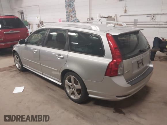 ✅ 2011 Volvo V50 • VIN: YV1672MW8B2597061 • Lot: 42083823. Listed on IAAI with 164,818 mi. Free auction sales archive from the USA and detailed vehicle history report at DreamBid. Image 3.