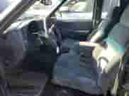 2000 Chevrolet S-10 LS z VIN 1GCCS1951Y8208557, wystawiony jako Copart lot #77857134 z przebiegiem 129 359 mil mil oraz Czysty tytuł • Clean title. Historia ofert i sprzedaży dostępna na DreamBid. Obrazek 7.