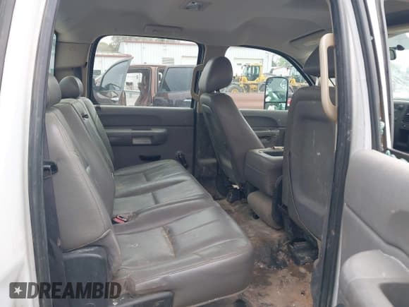 ✅ 2011 Chevrolet Silverado 2500HD • VIN: 1GB1KVCG2BF190764 • Lot: 41937031. Wystawiony na IAAI z przebiegiem 278 538 mil. Bezpłatny archiwum sprzedaży aukcyjnych z USA i szczegółowy raport historii pojazdu na DreamBid. Zdjęcie 8.