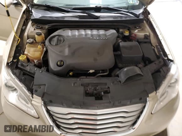 ✅ 2013 Chrysler 200 LX • VIN: 1C3CCBAG6DN721982 • Lot: 90348255. Wystawiony na Copart z przebiegiem 125 209 mil. Bezpłatny archiwum sprzedaży aukcyjnych z USA i szczegółowy raport historii pojazdu na DreamBid. Zdjęcie 11.