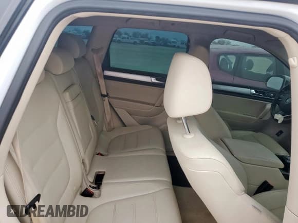 ✅ 2016 Volkswagen Touareg Lux • VIN: WVGEF9BP9GD000516 • Lot: 92743305. Wystawiony na Copart z przebiegiem 171 299 mil. Bezpłatny archiwum sprzedaży aukcyjnych z USA i szczegółowy raport historii pojazdu na DreamBid. Zdjęcie 10.