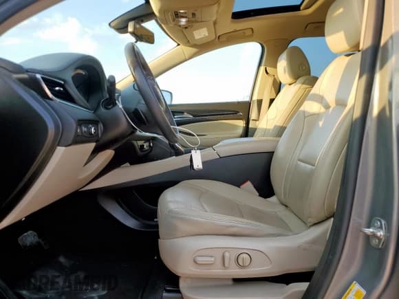 ✅ 2019 Buick Enclave Essence • VIN: 5GAERBKW6KJ132896 • Лот: 84657075. Опубликован ранее на Copart с пробегом 81 753 миль. Бесплатный доступ к архиву аукционных продаж из США и подробный отчёт об истории автомобиля на DreamBid. Изображение 7.