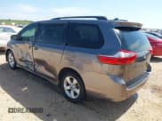 ✅ 2020 Toyota Sienna LE Auto Access Seat • VIN: 5TDKZ3DC2LS036312 • Лот: 42307857. Опубликован ранее на IAAI с пробегом 107 653 миль. Бесплатный доступ к архиву аукционных продаж из США и подробный отчёт об истории автомобиля на DreamBid. Изображение 3.