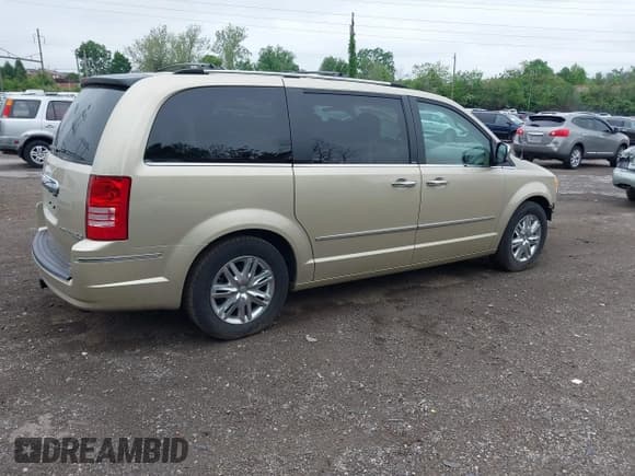 ✅ 2010 Chrysler Town & Country Limited • VIN: 2A4RR7DX2AR322606 • Lot: 42181467. Wystawiony na IAAI z przebiegiem 107 991 mil. Bezpłatny archiwum sprzedaży aukcyjnych z USA i szczegółowy raport historii pojazdu na DreamBid. Zdjęcie 4.