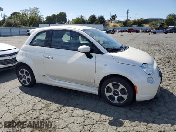 ✅ 2018 FIAT 500e • VIN: 3C3CFFGE5JT469593 • Lot: 59946225. Listed on Copart with 35,003 mi. Free auction sales archive from the USA and detailed vehicle history report at DreamBid. Image 4.
