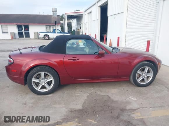 ✅ 2006 Mazda MX-5 Miata Touring • VIN: JM1NC25F360120356 • Lot: 41412186. Wystawiony na IAAI z przebiegiem 171 483 mil. Bezpłatny archiwum sprzedaży aukcyjnych z USA i szczegółowy raport historii pojazdu na DreamBid. Zdjęcie 13.