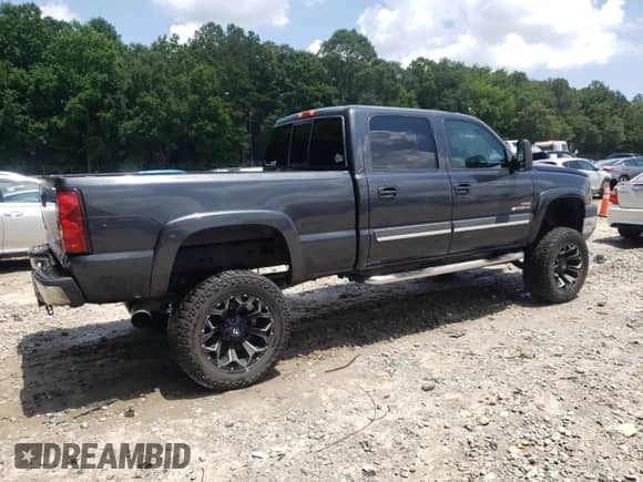 2005 Chevrolet Silverado 2500HD LT with VIN 1GCHK232X5F869960, listed as a Copart auction lot 62189465 with 284,143 mi miles and Salvage title. Bid and sale history available at DreamBid. Image 3.
