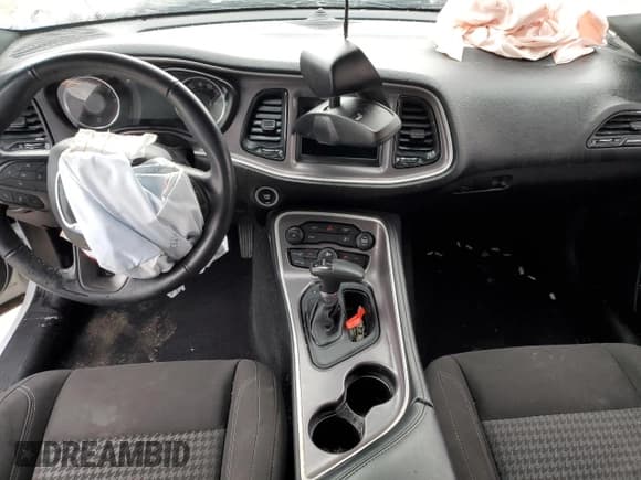 ✅ 2022 Dodge Challenger SXT • VIN: 2C3CDZAG2NH199867 • Lot: 80801653. Wystawiony na Copart z przebiegiem Nie podano. Bezpłatny archiwum sprzedaży aukcyjnych z USA i szczegółowy raport historii pojazdu na DreamBid. Zdjęcie 8.