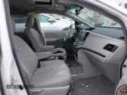 ✅ 2011 Toyota Sienna XLE • VIN: 5TDDK3DC0BS015244 • Lot: 41413002. Wystawiony na IAAI z przebiegiem 128 591 mil. Bezpłatny archiwum sprzedaży aukcyjnych z USA i szczegółowy raport historii pojazdu na DreamBid. Zdjęcie 5.