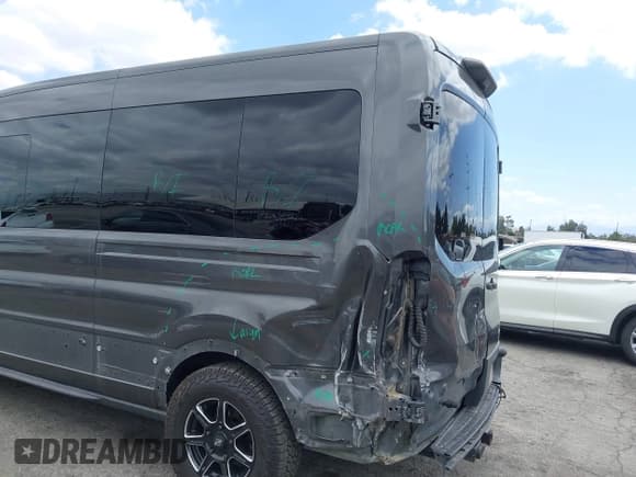 ✅ 2018 Ford Transit XL • VIN: 1FBZX2CG0JKA09945 • Lot: 42260073. Wystawiony na IAAI z przebiegiem 60 838 mil. Bezpłatny archiwum sprzedaży aukcyjnych z USA i szczegółowy raport historii pojazdu na DreamBid. Zdjęcie 19.