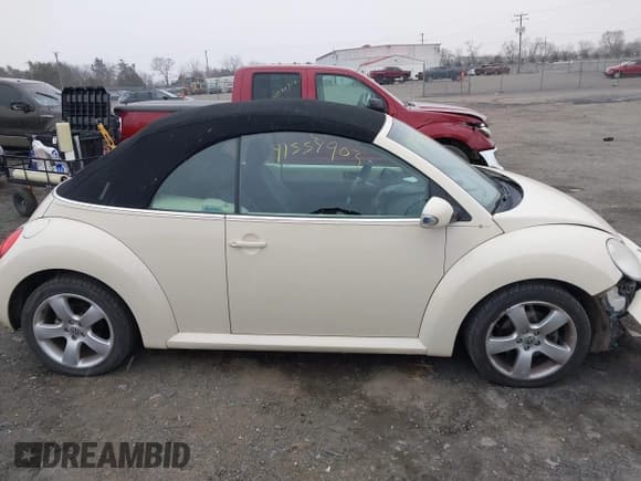 ✅ 2006 Volkswagen Beetle • VIN: 3VWSF31Y16M318144 • Лот: 41554903. Опубликован ранее на IAAI с пробегом 126 984 миль. Бесплатный доступ к архиву аукционных продаж из США и подробный отчёт об истории автомобиля на DreamBid. Изображение 14.